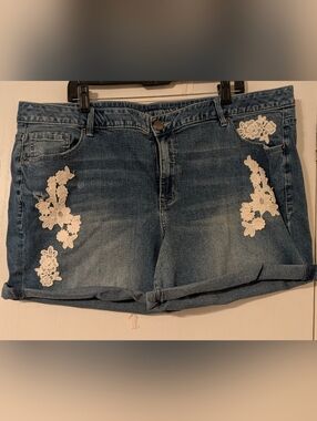 Lane Bryant Jean Shorts Women’s Sz 26 Blue Denim + Crocheted Floral Midrise